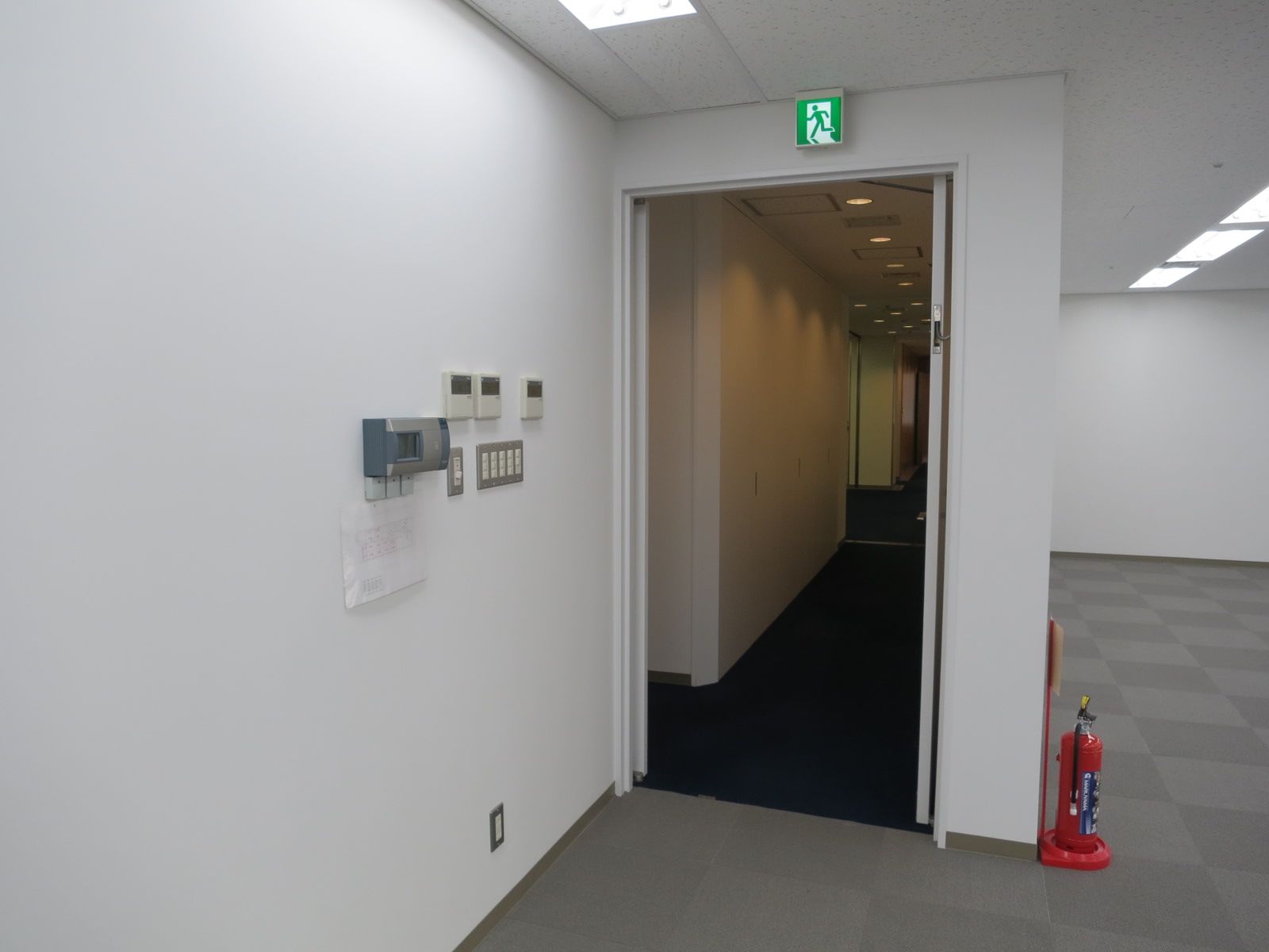 オフィス出入口