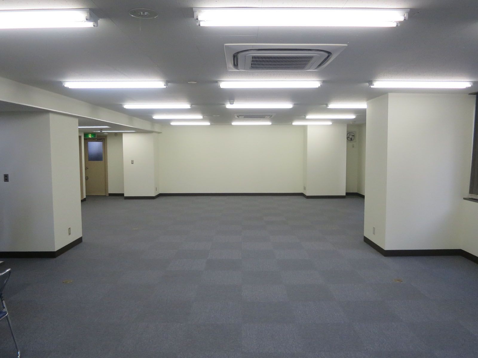 奥行き十分なオフィス