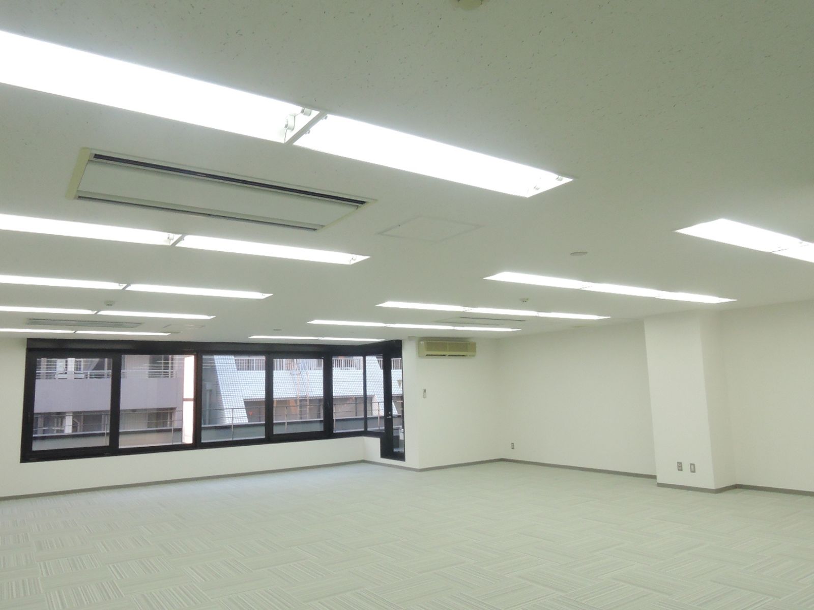 貸室奥側から見た室内