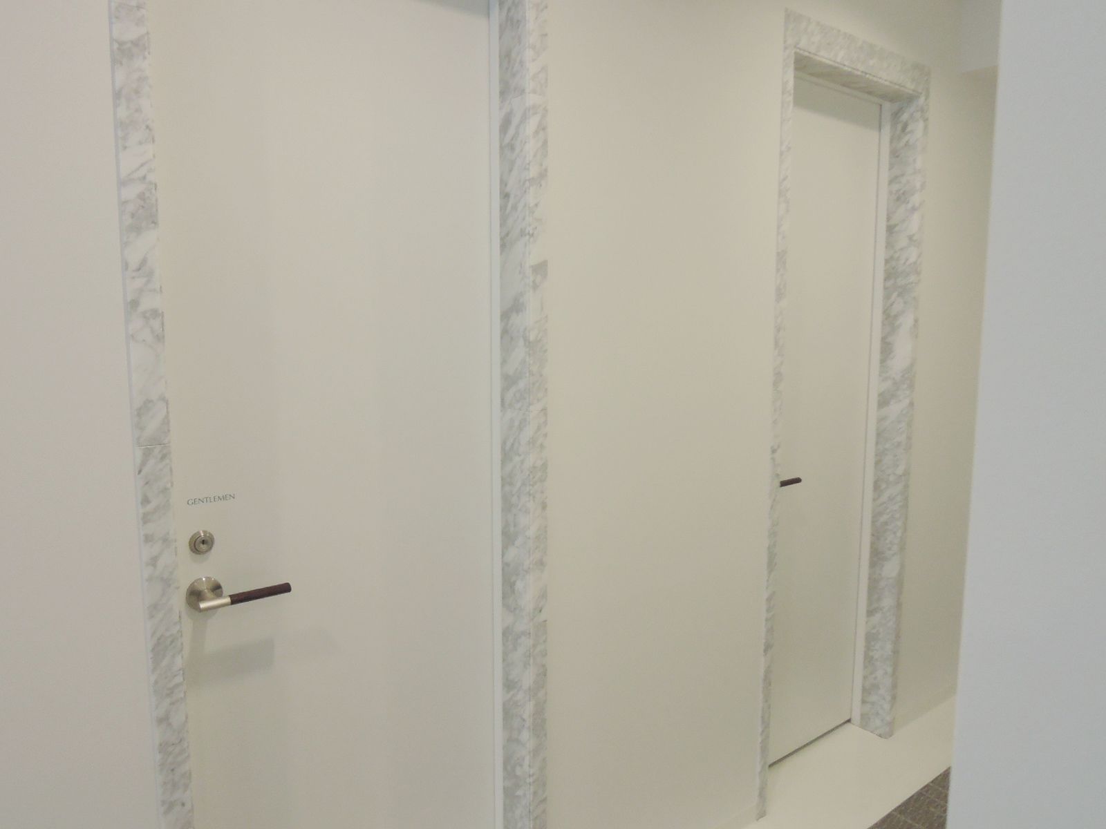 男女別トイレ入口
