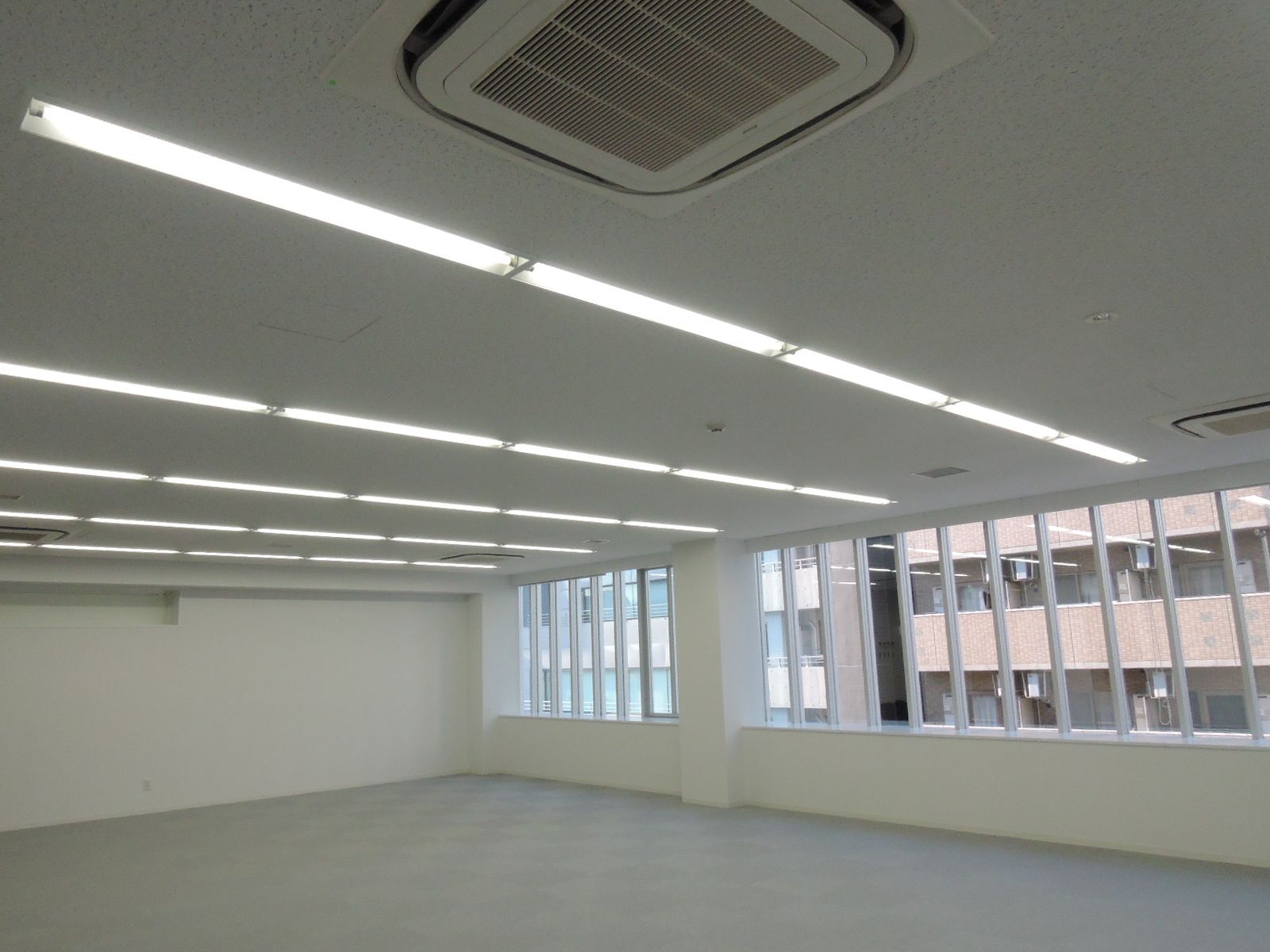 窓からの採光で明るい空間