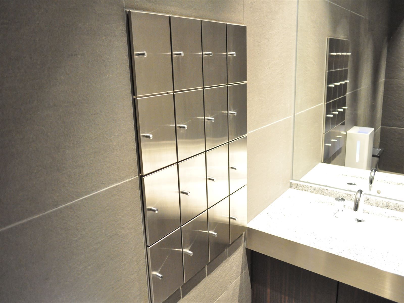 女性トイレの小物入れ