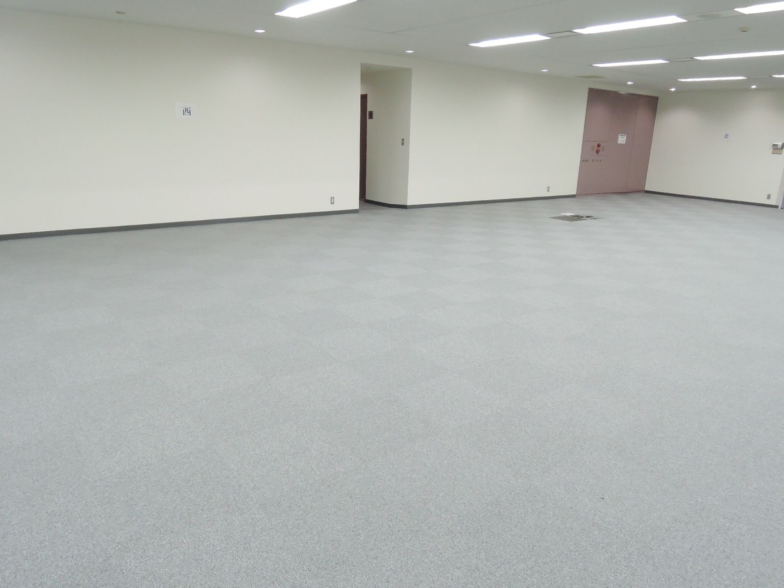カーペットは灰色