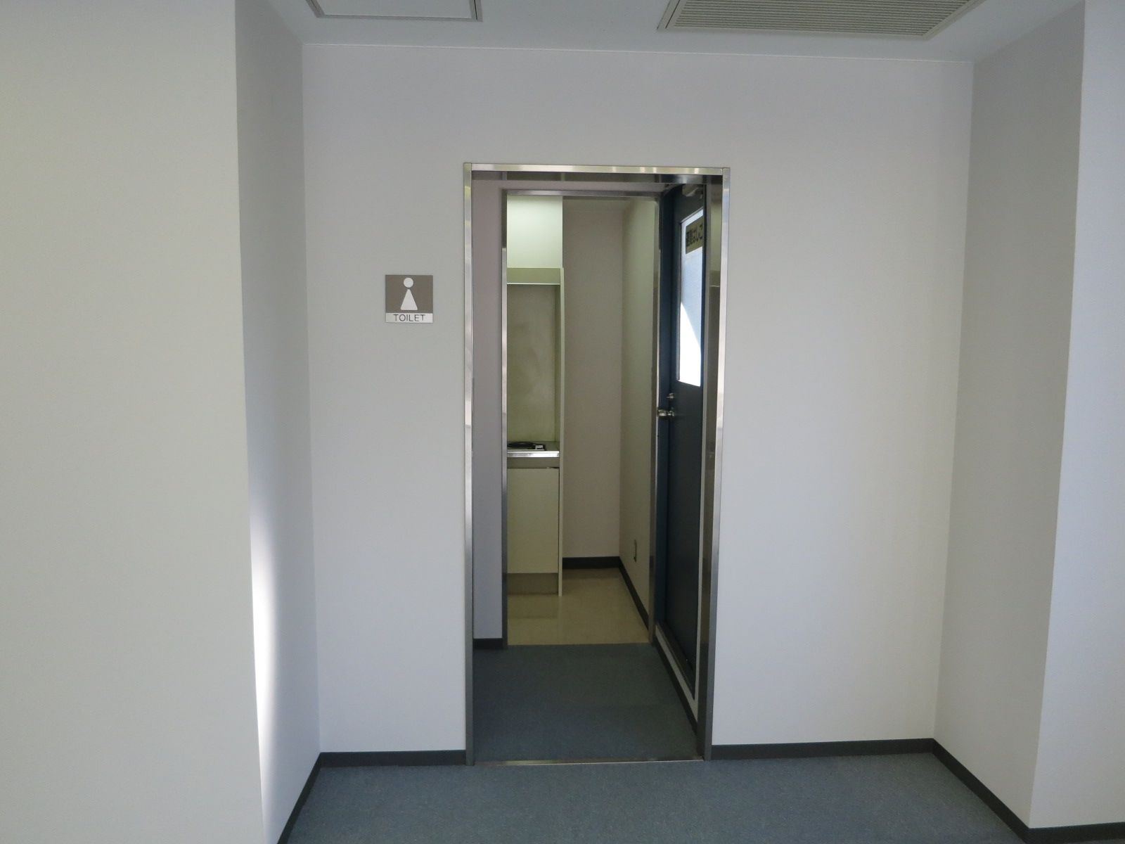 給湯・女性トイレ入口
