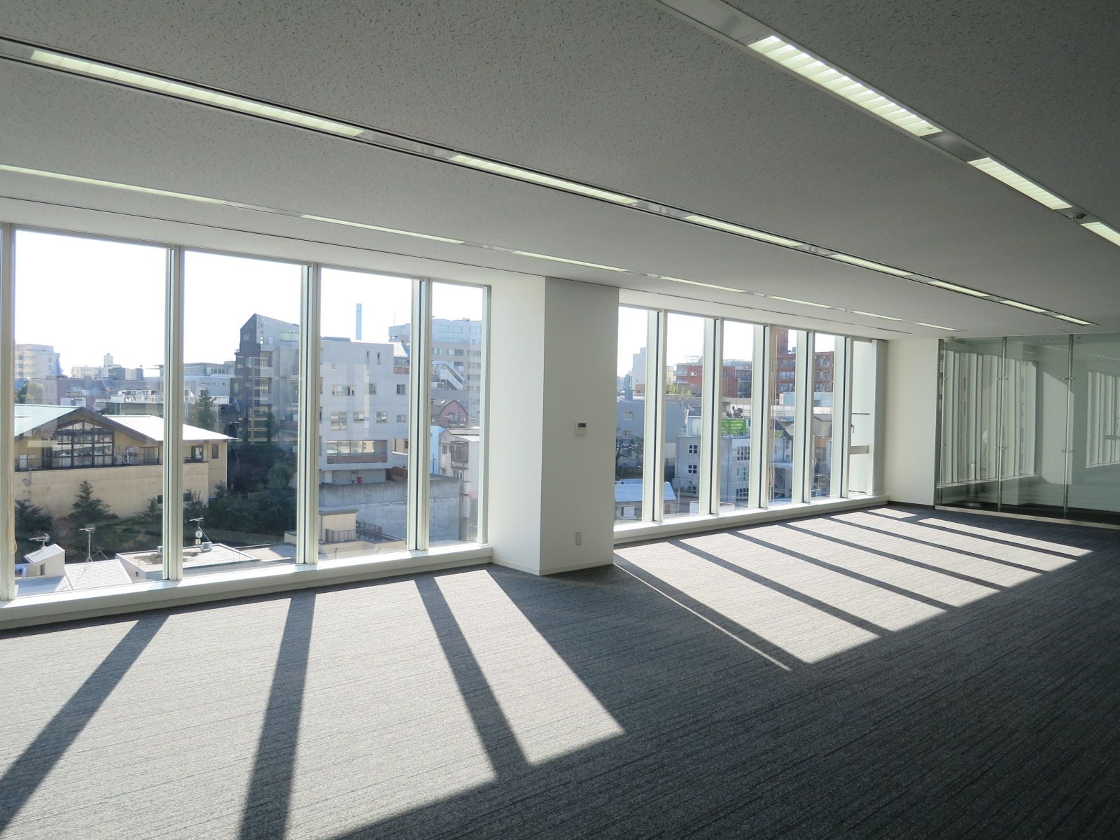 大きな窓面