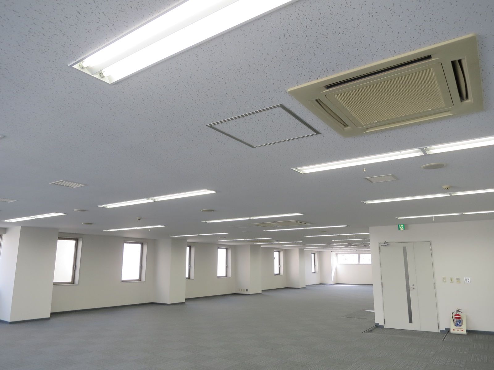 明るいオフィス