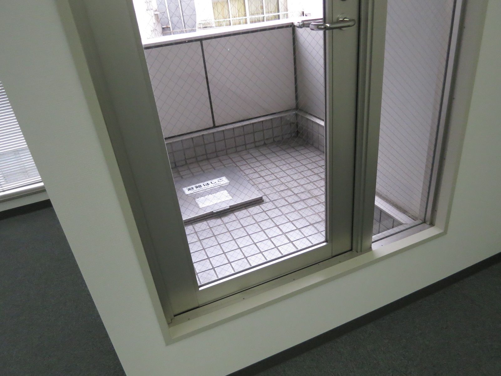 小さなバルコニー付き