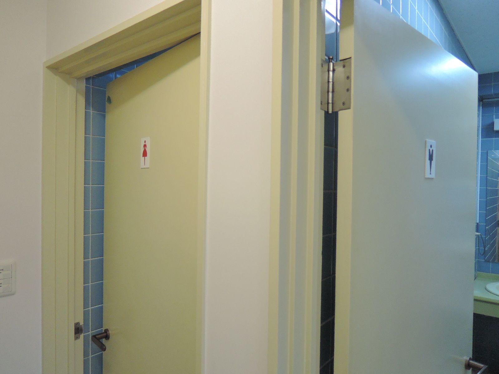 男女別トイレ入口