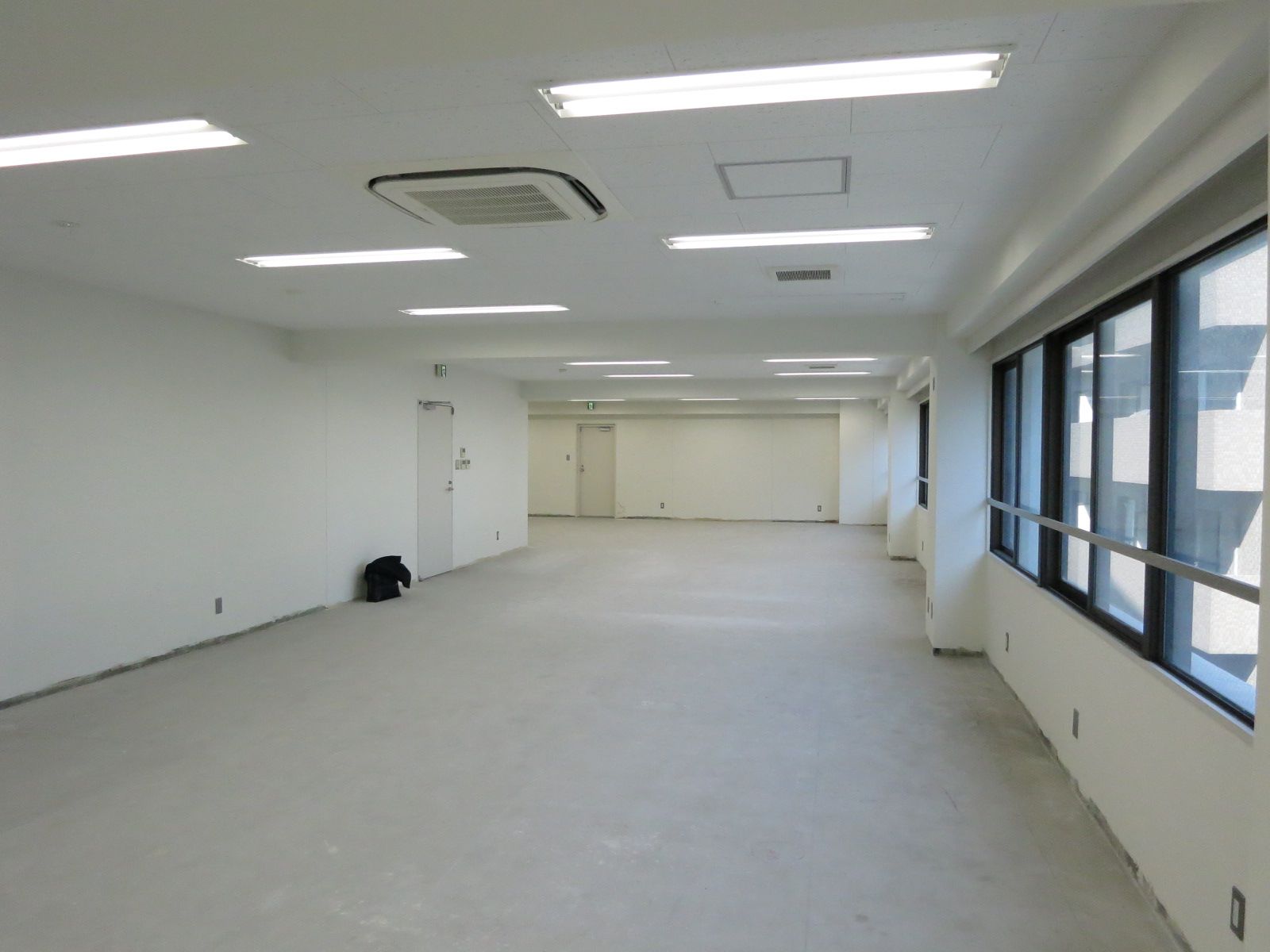 貸室奥側から見た室内