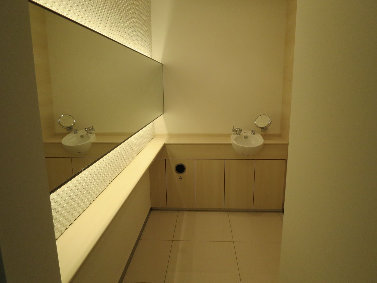 女性トイレのパウダースペース