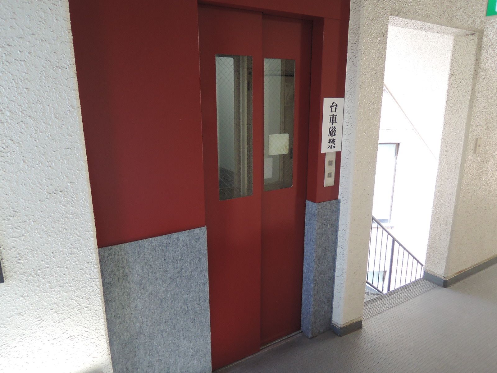 フロアエレベーター
