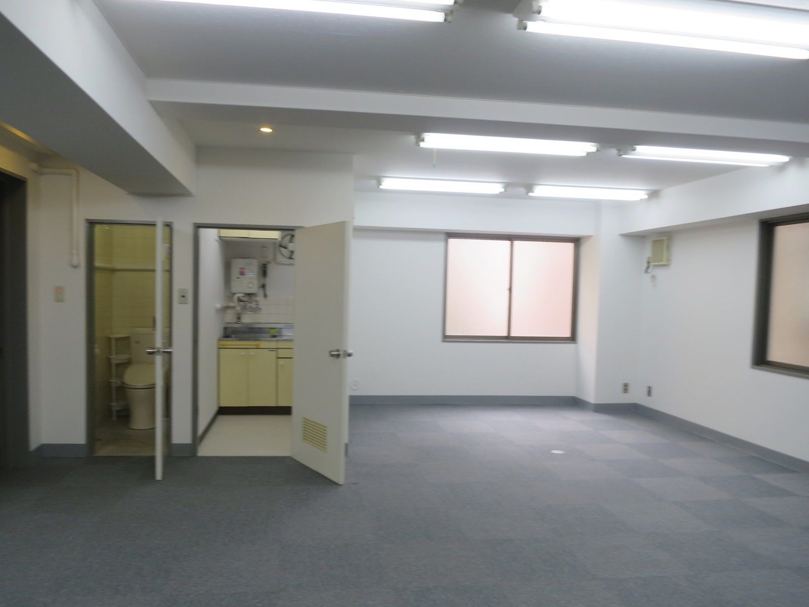 給湯室・トイレは室内に