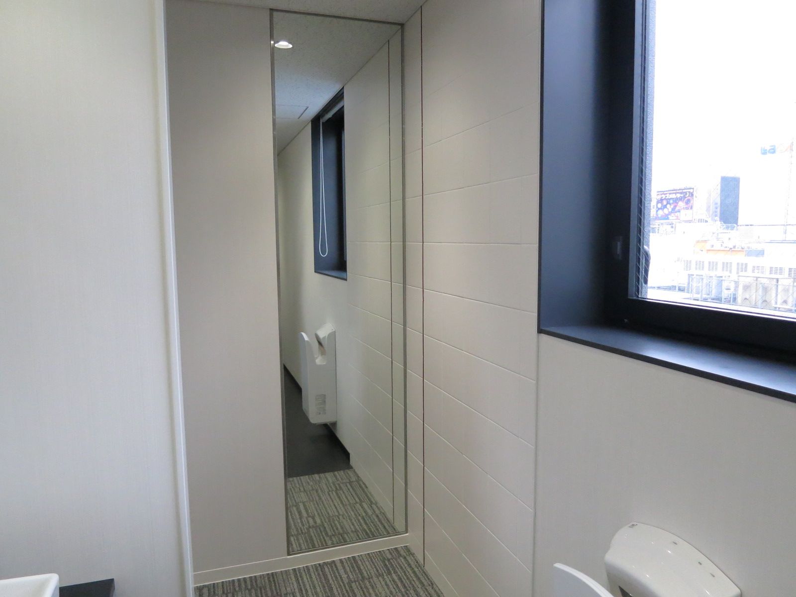 男女両トイレ完備の姿見
