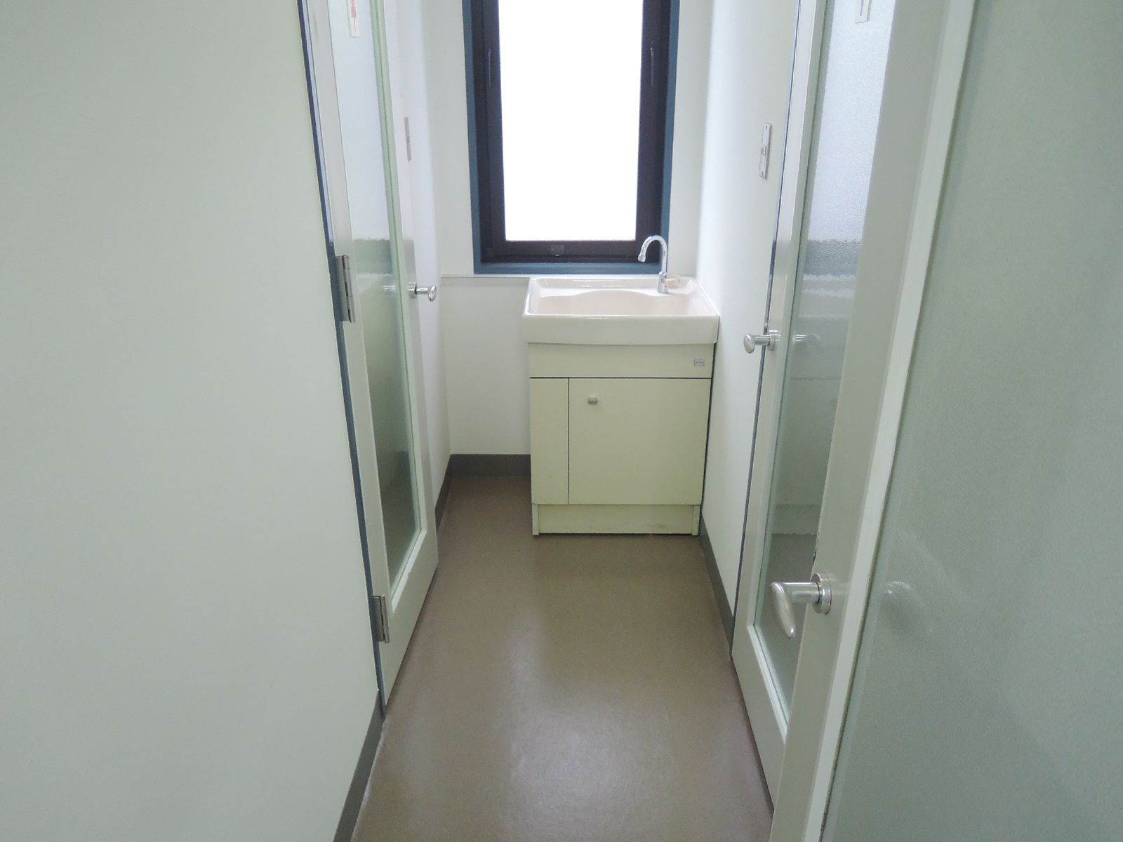 男女別トイレ入口&洗面台