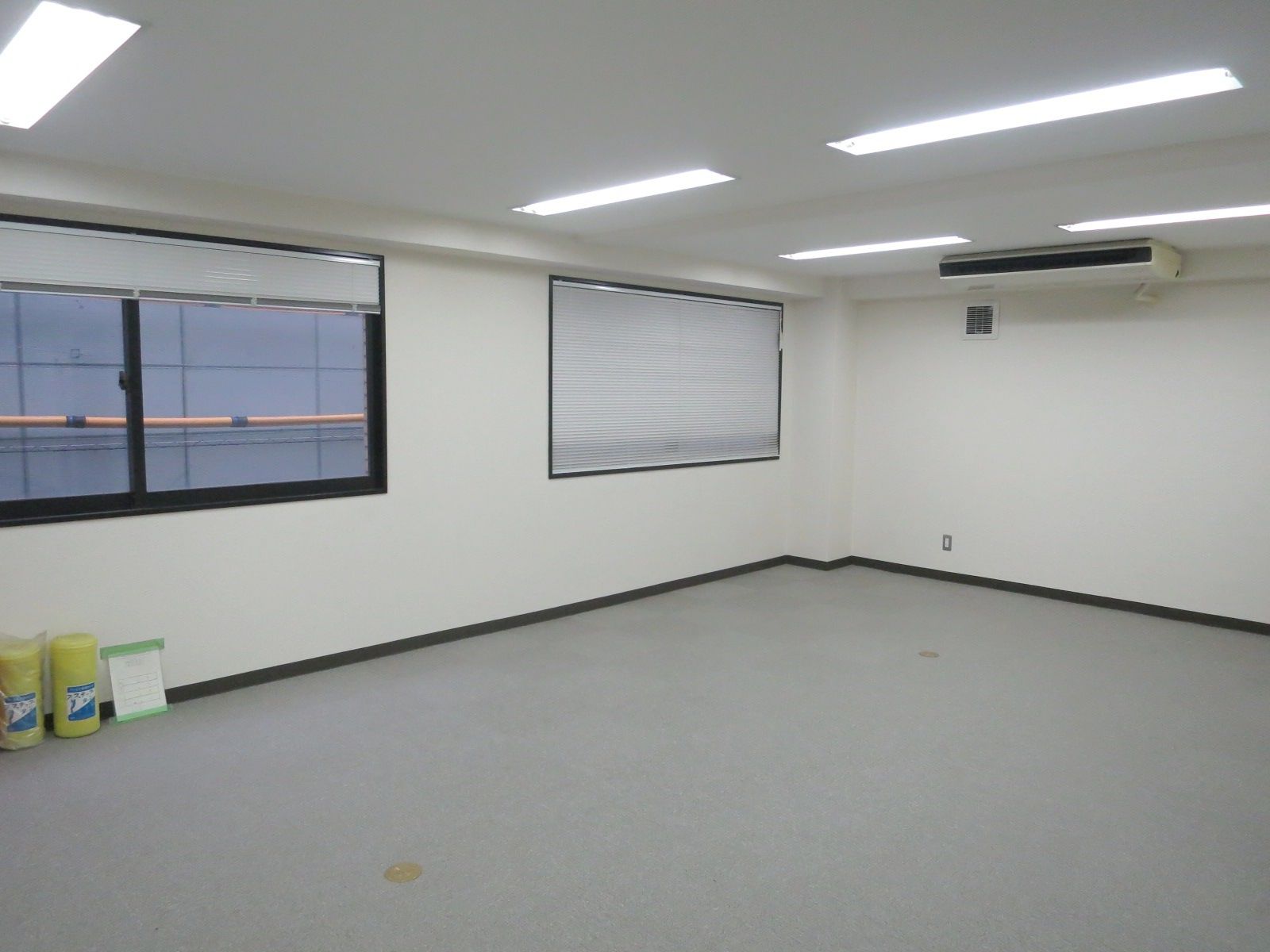 貸室奥の窓面