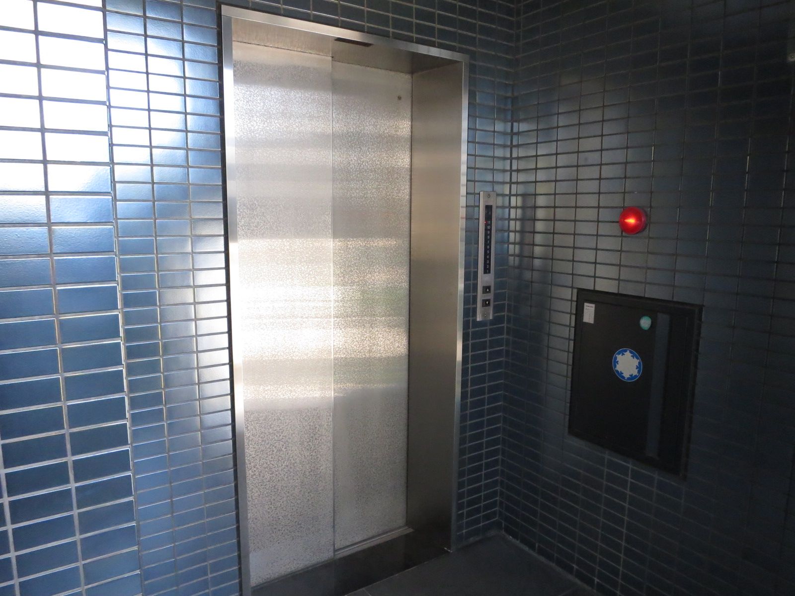 貸室前のエレベーター