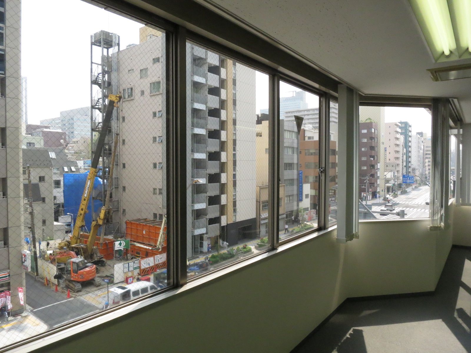 蔵前橋通りが見える窓面