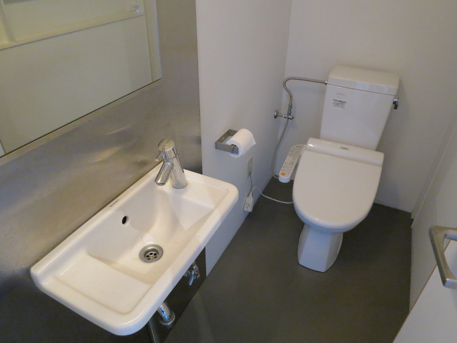 男女別トイレ個室（1階）