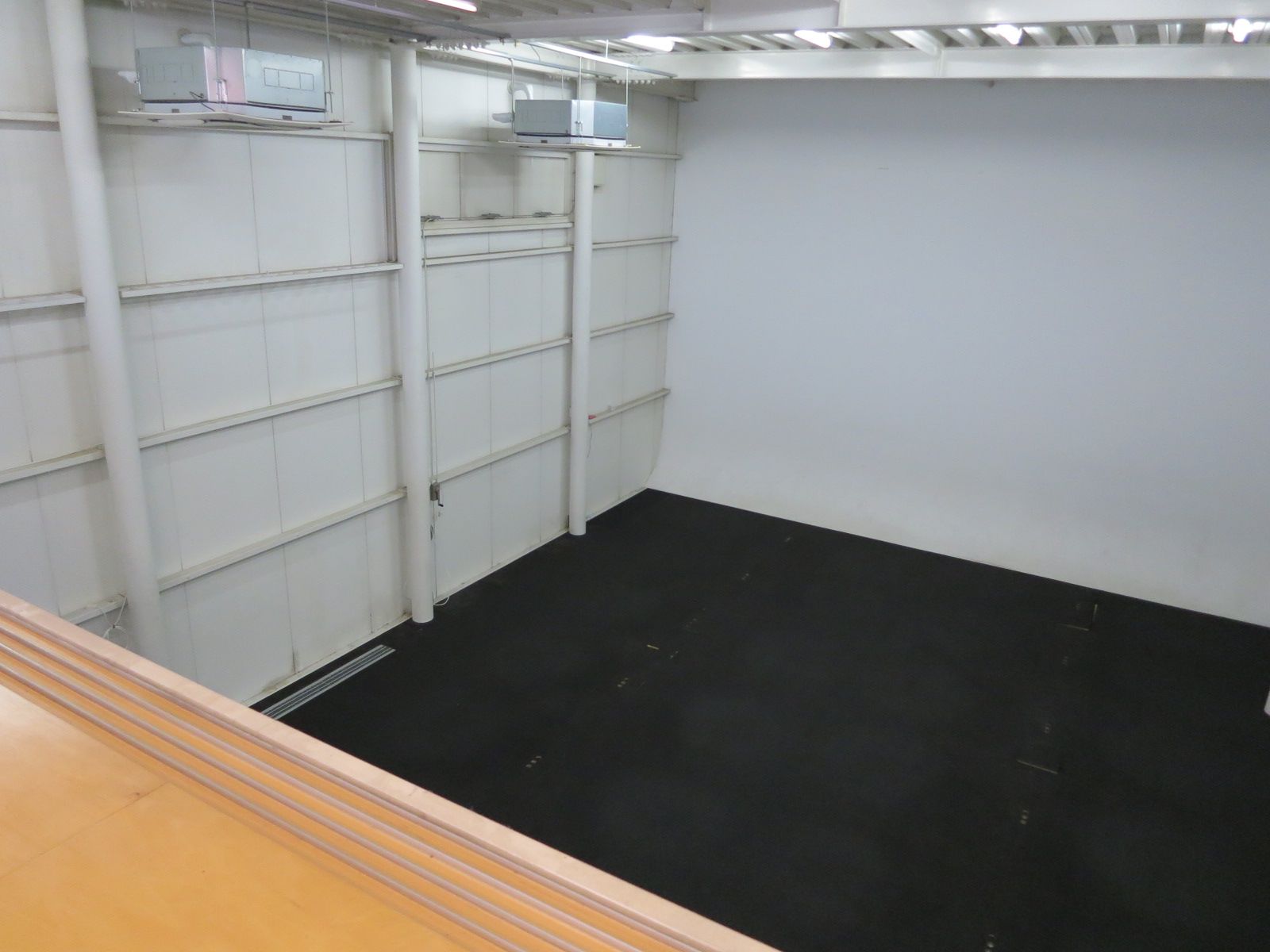 1階を見おろす（2階）