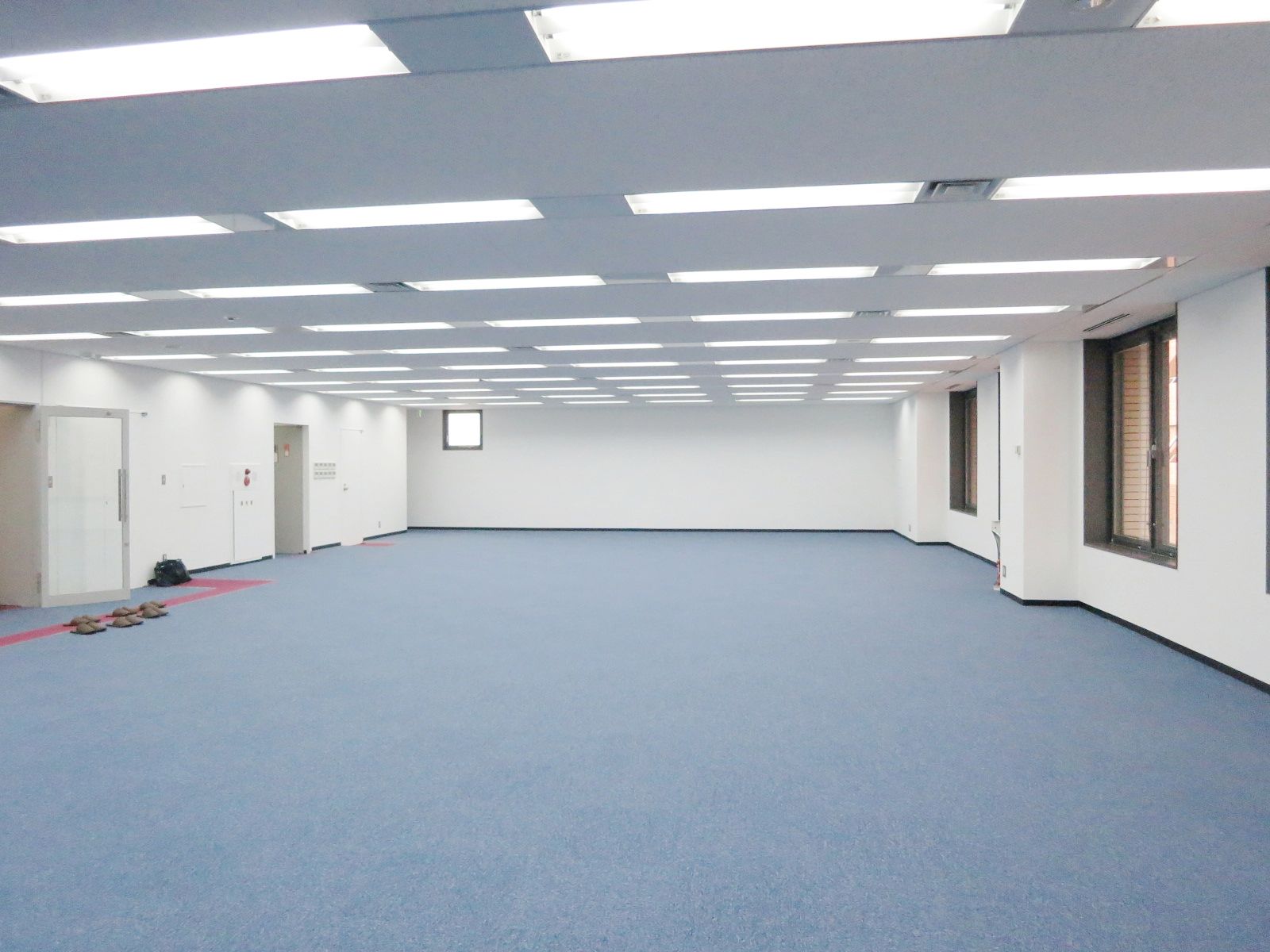 照明の数が多く明るい空間