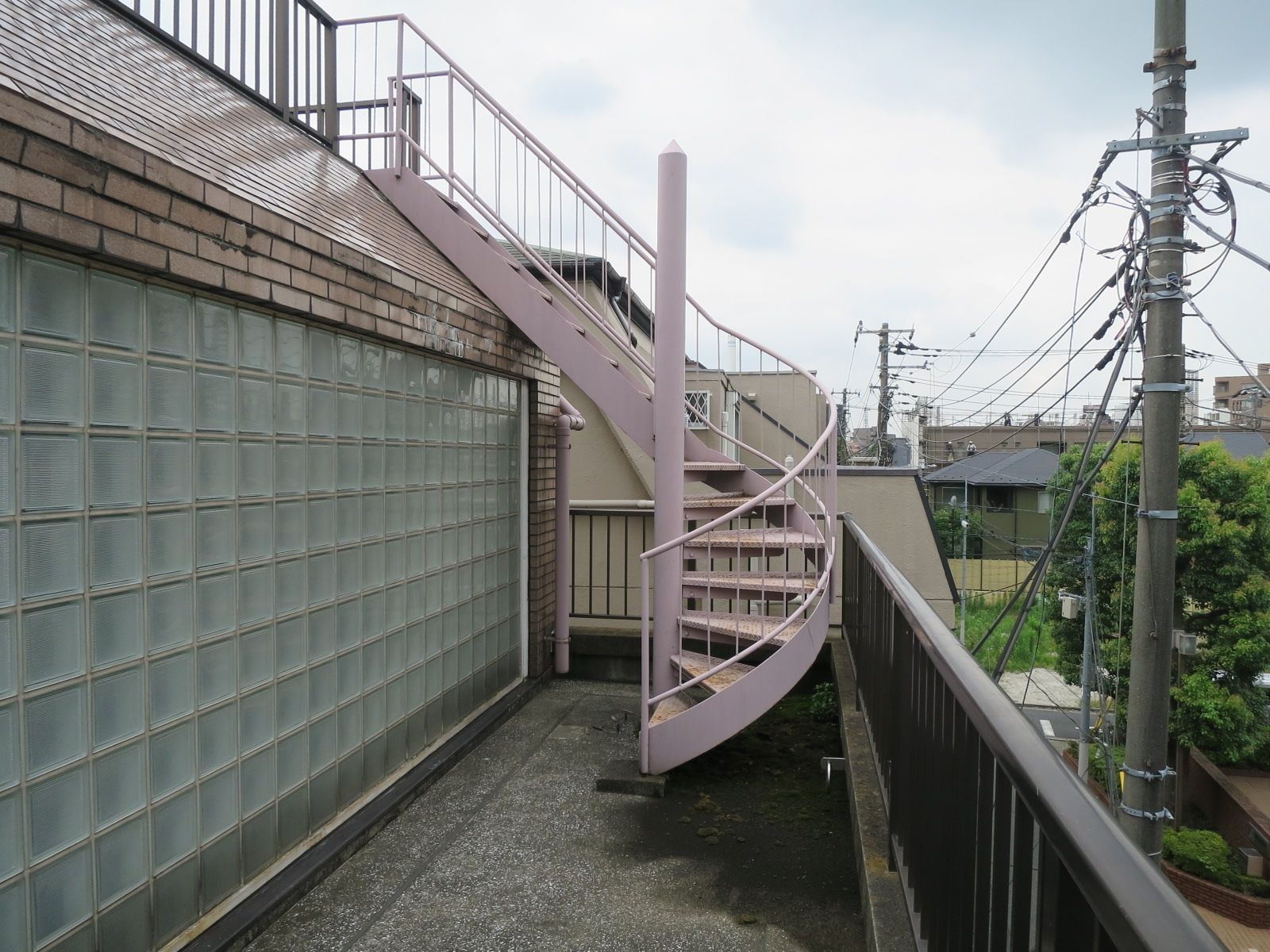 4階バルコニーから屋上への階段