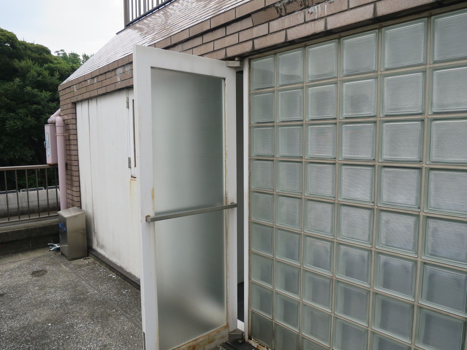 4階貸室からバルコニーの出入口