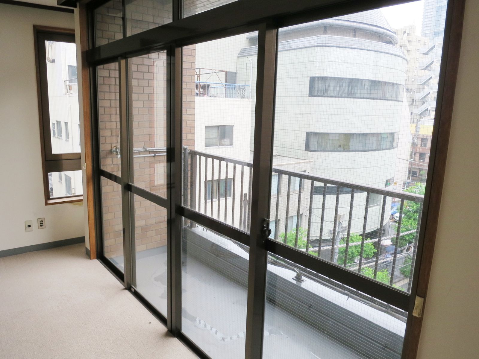 大きな窓面