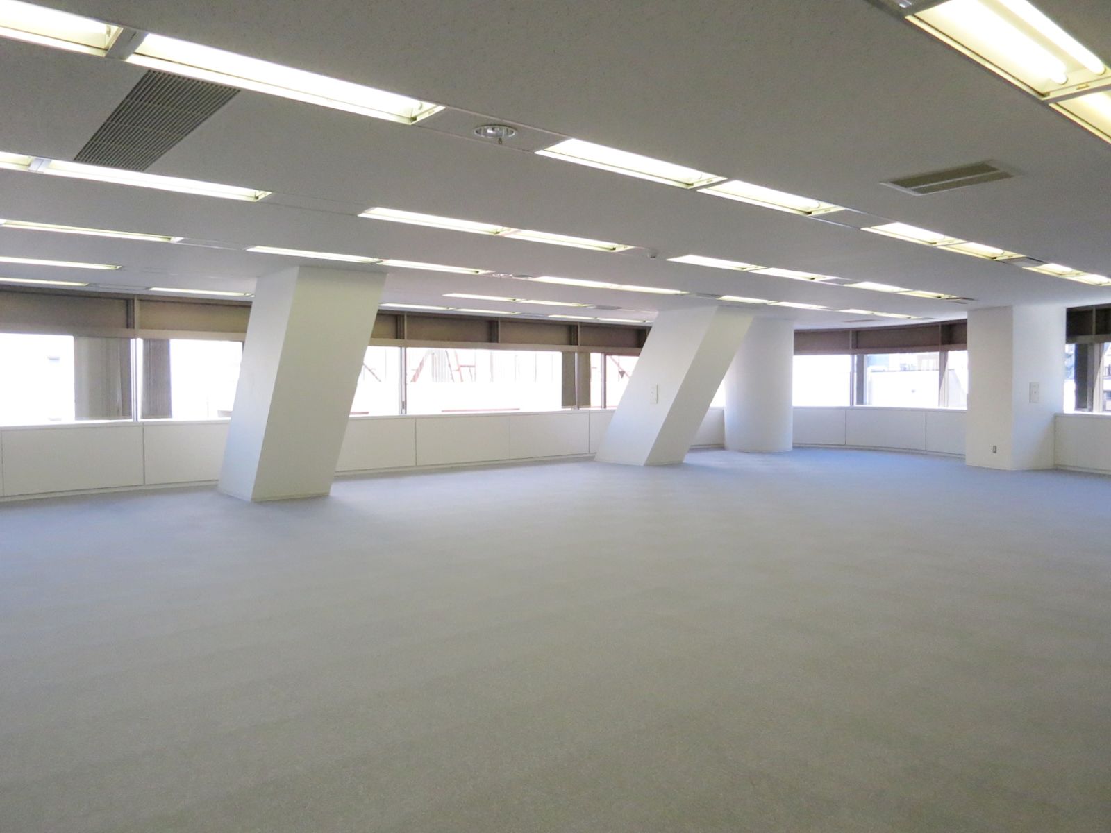 窓面が多く開放的な空間