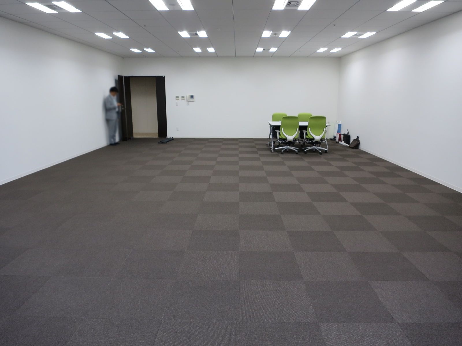 貸室奥側から見た室内