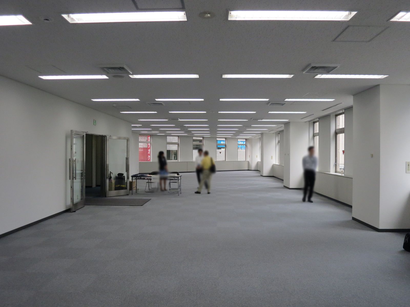 奥行きあるオフィス