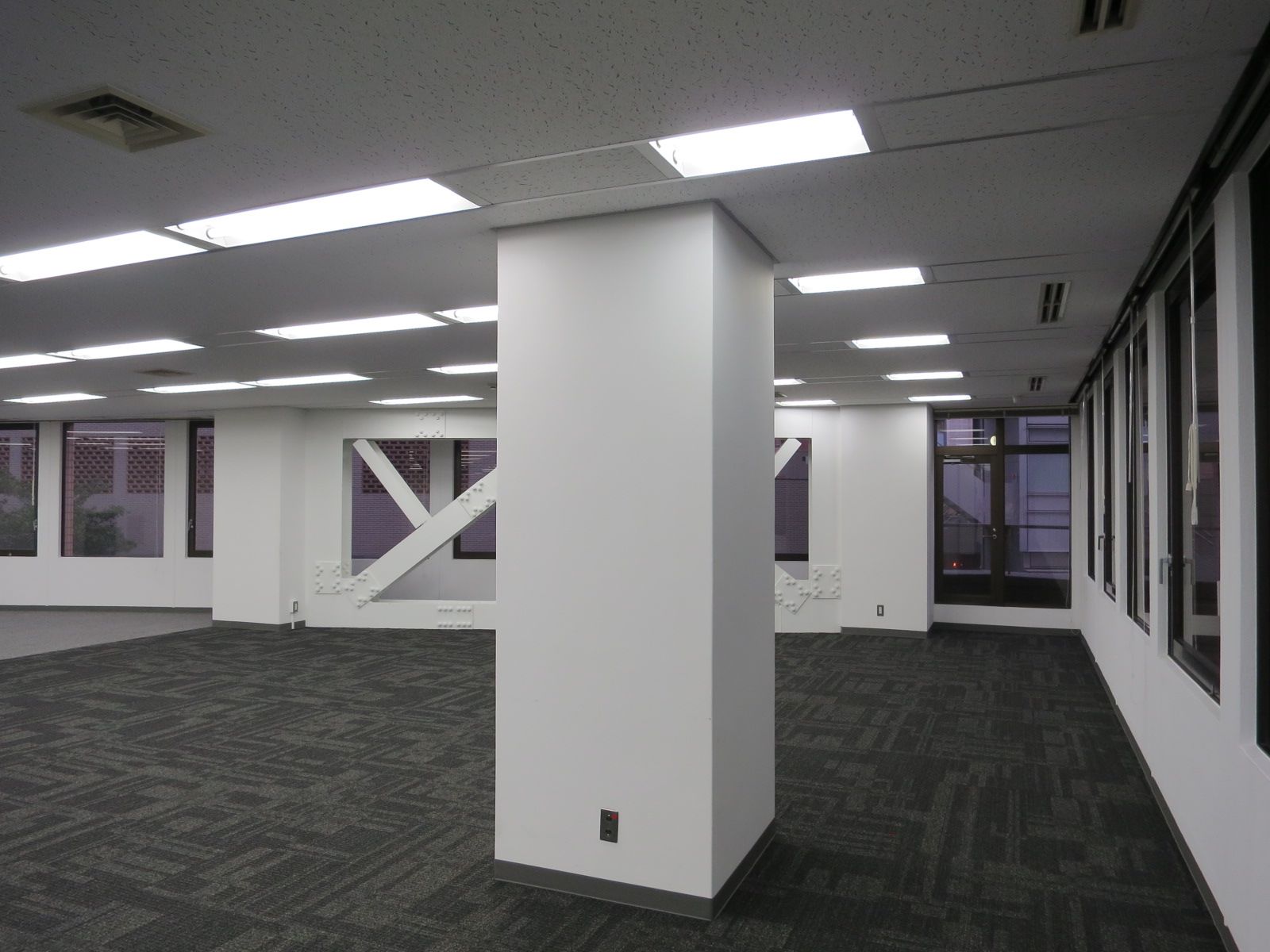 オフィスにある柱