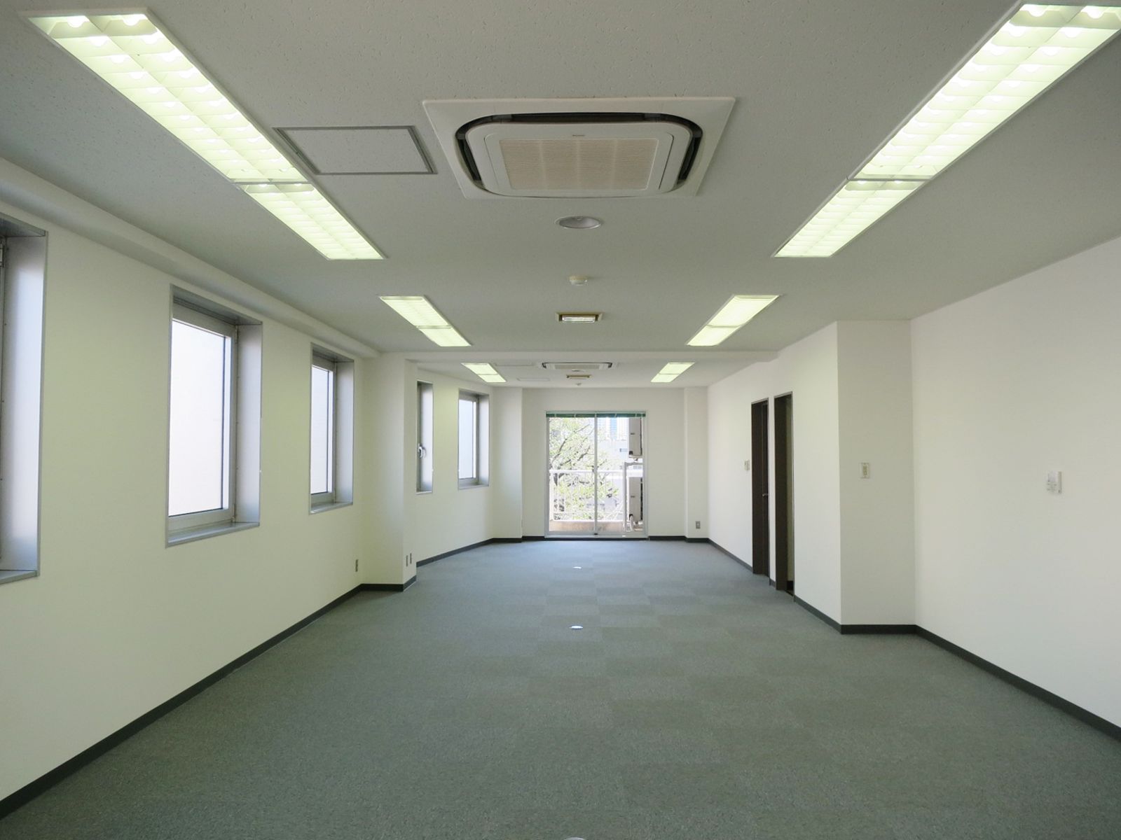 貸室奥側から見た室内