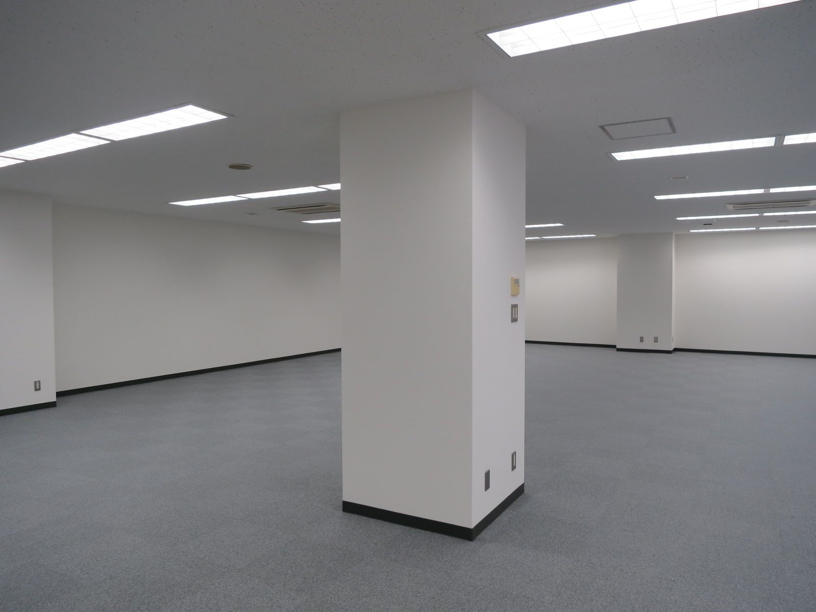 オフィスにある柱