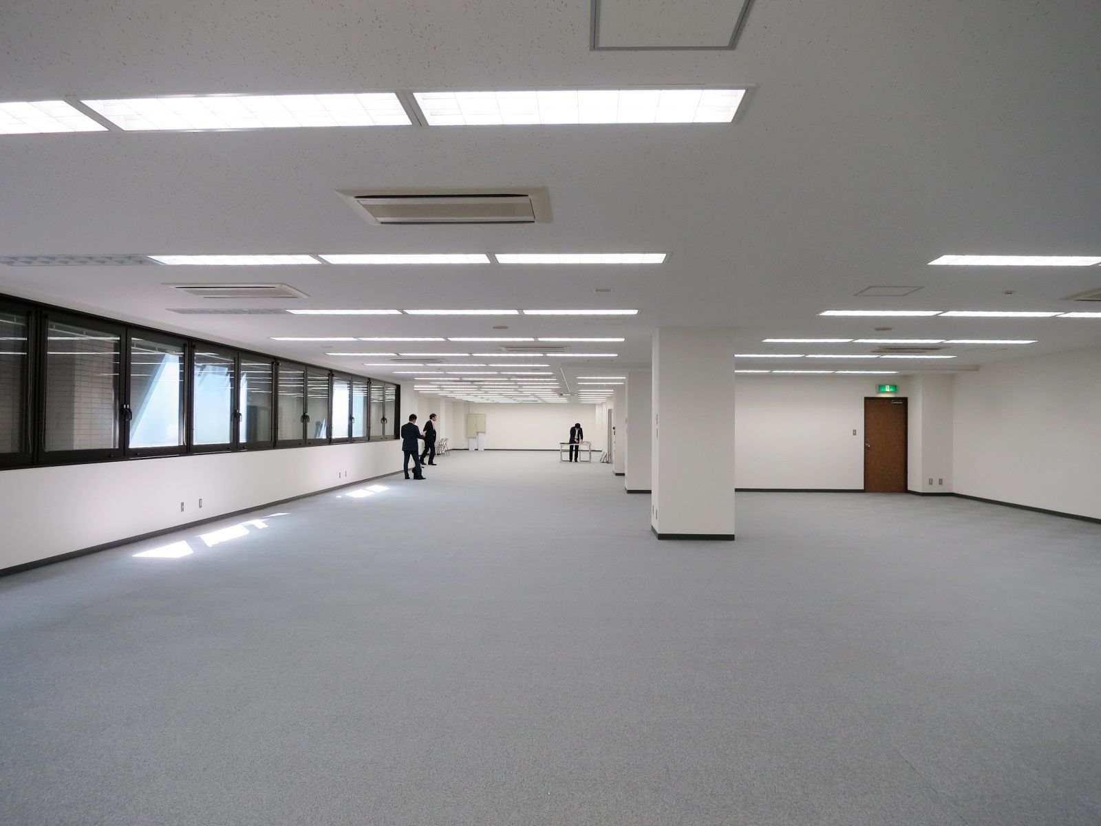 奥行きのあるオフィス