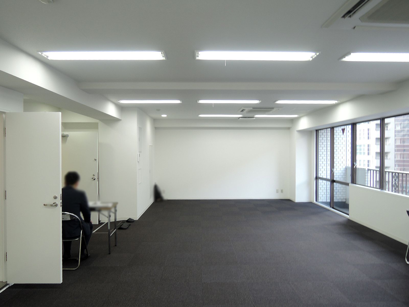 奥行きあるオフィス