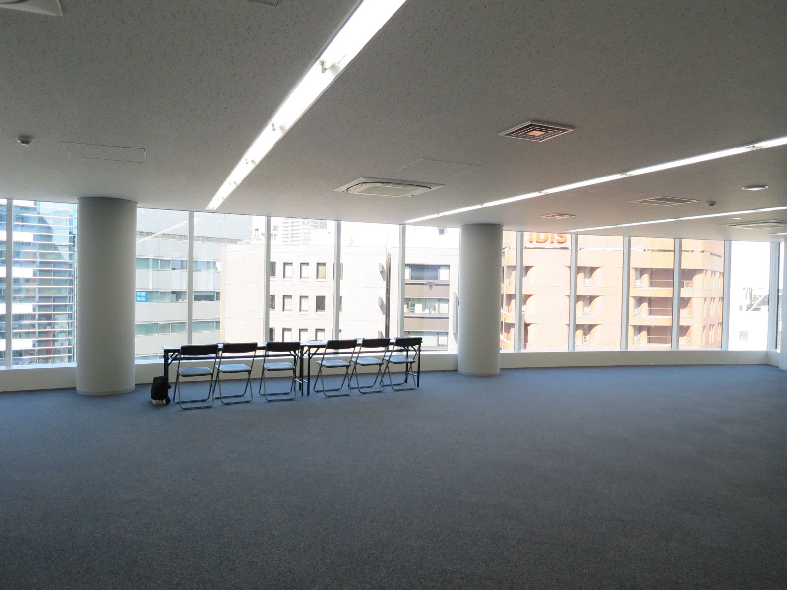 奥行きあるオフィス