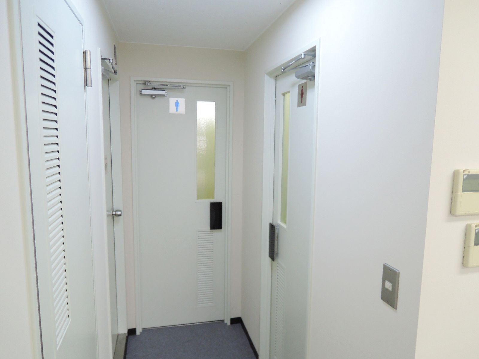 男女別トイレ入口