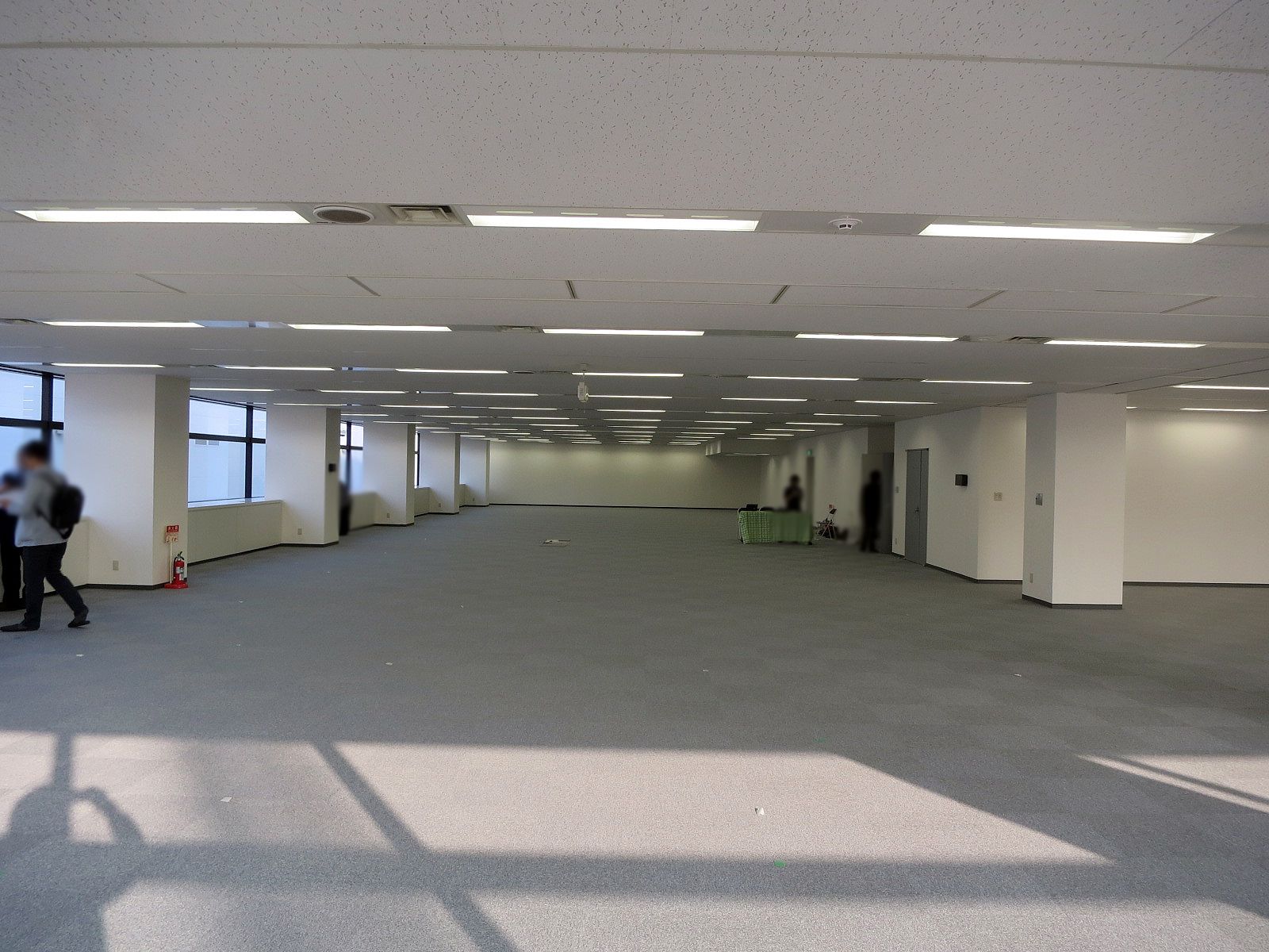 奥行きあるオフィス
