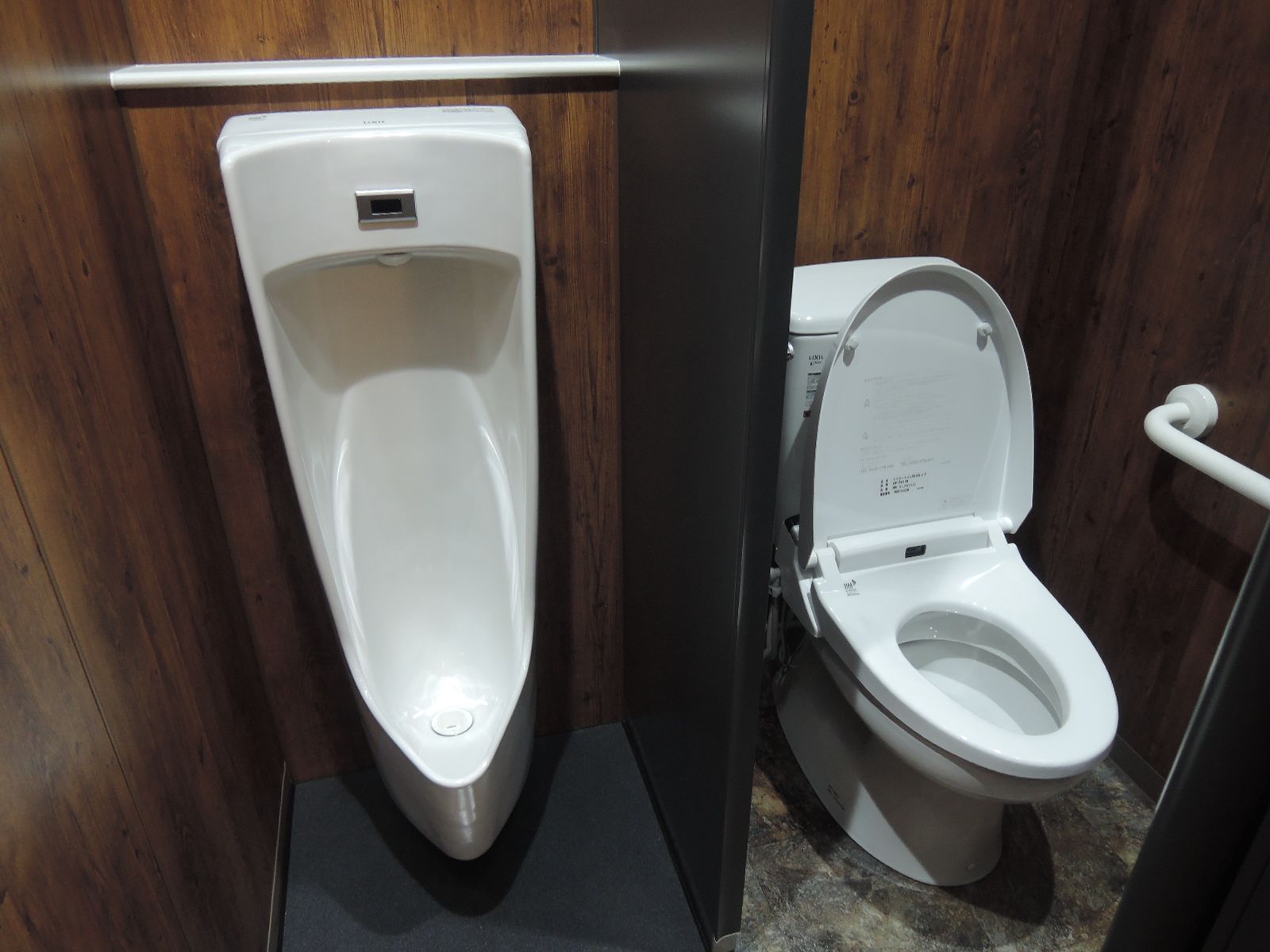 男性用トイレ