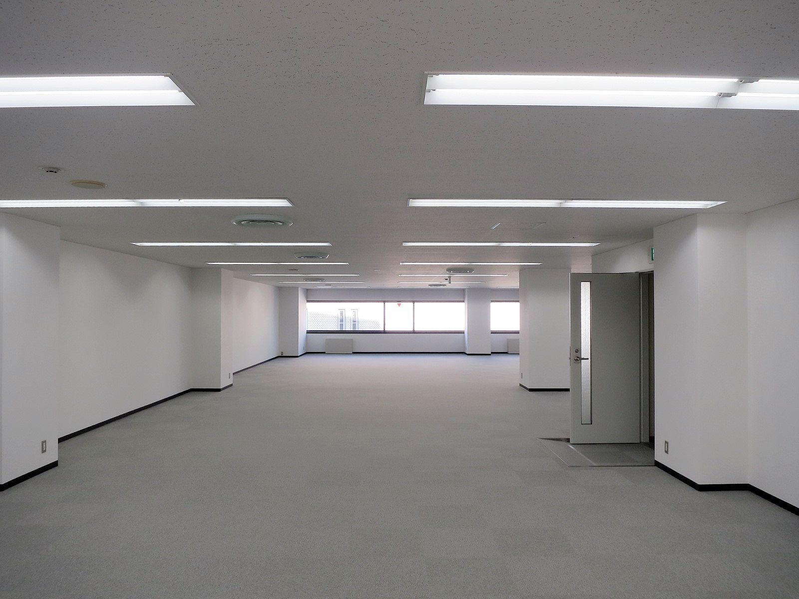 奥行きあるオフィス