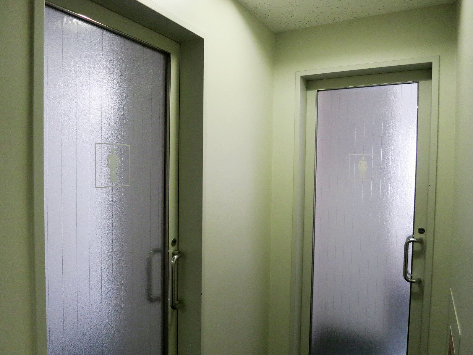 男女別トイレ出入口