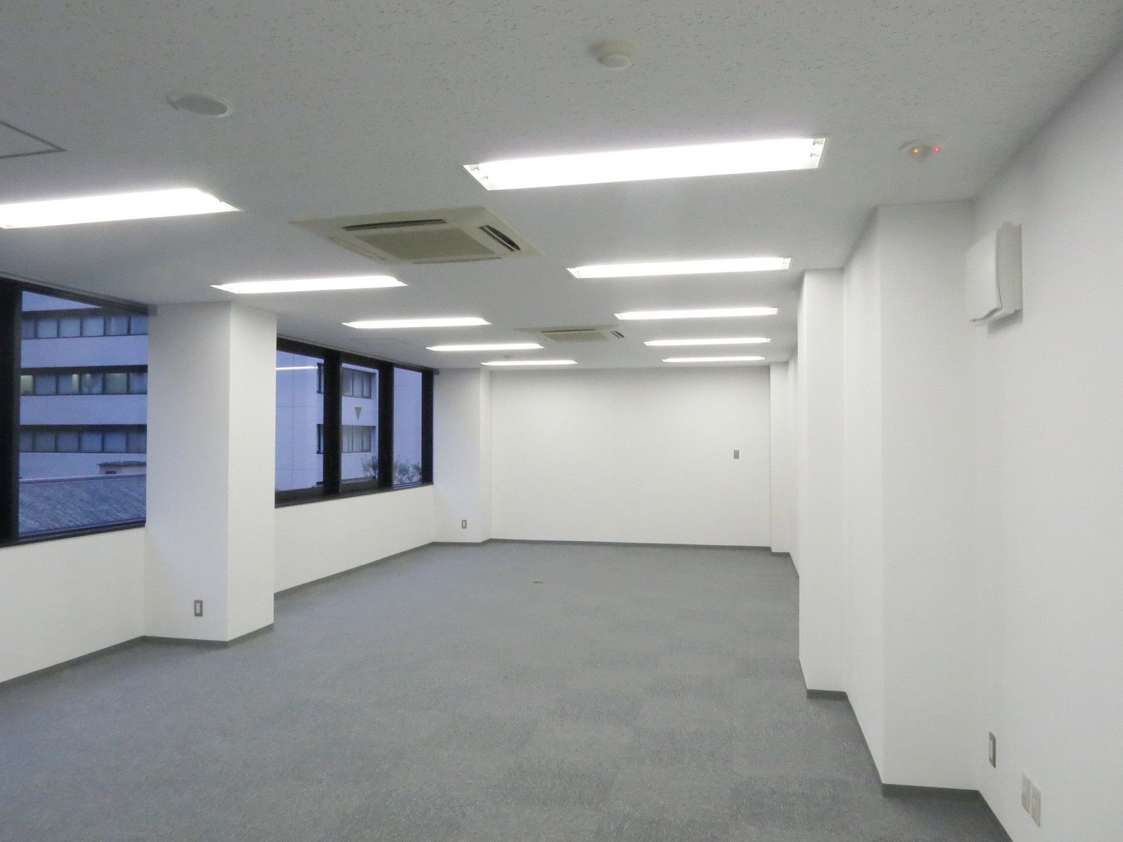 オフィス室内参考画像（407A室）