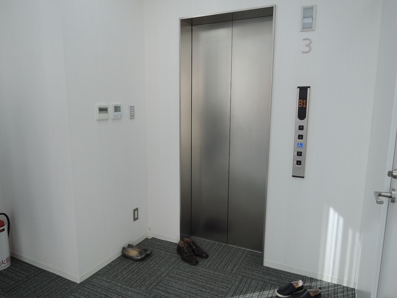エレベーター前