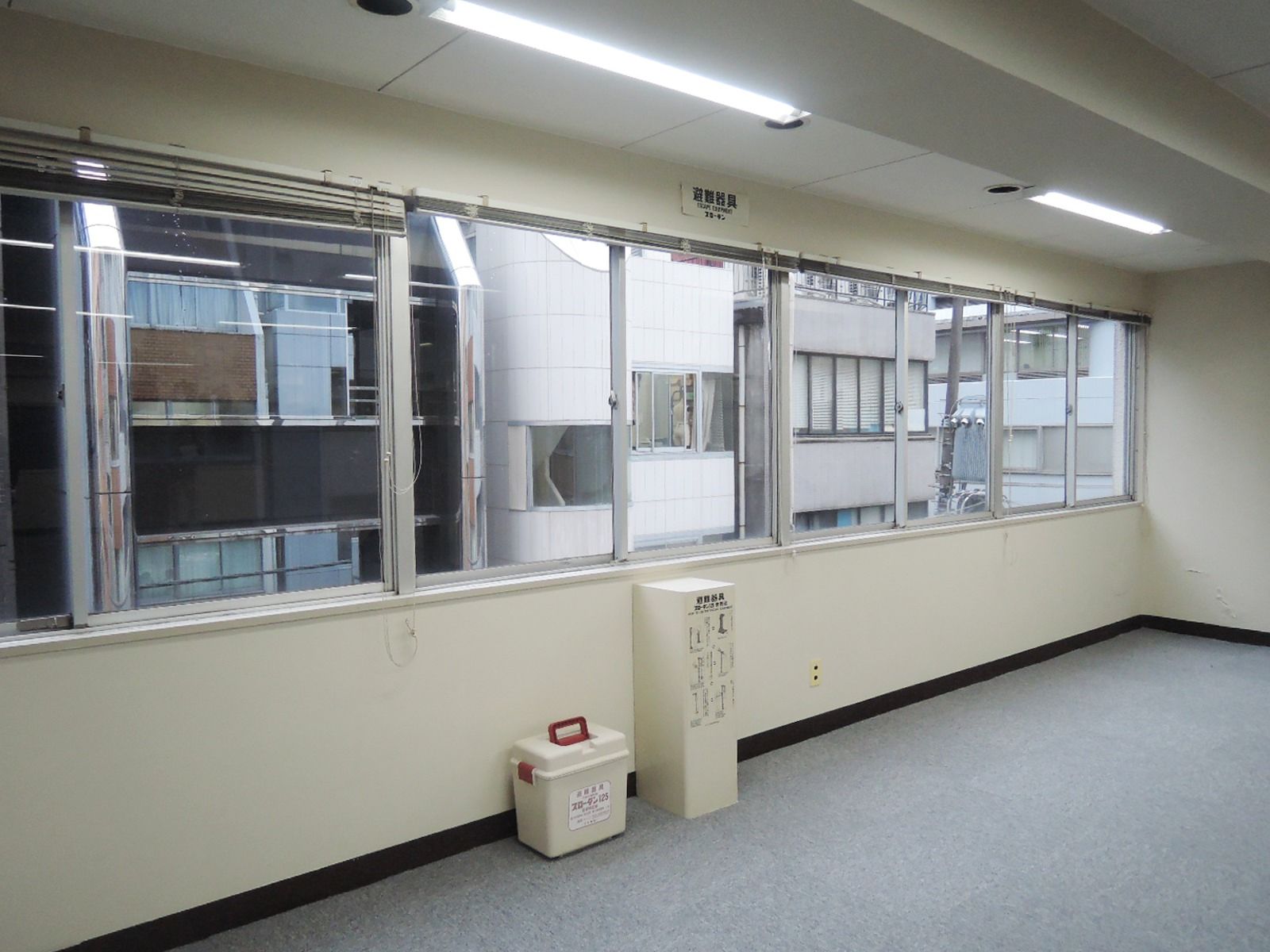 窓際の様子（4階）