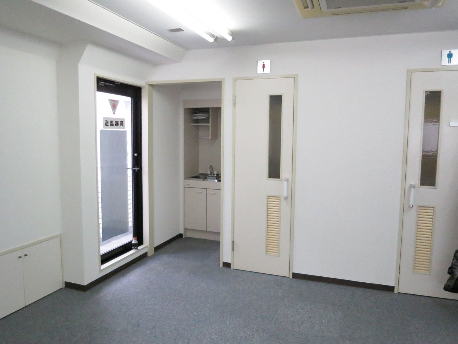 給湯室・男女別トイレ入口