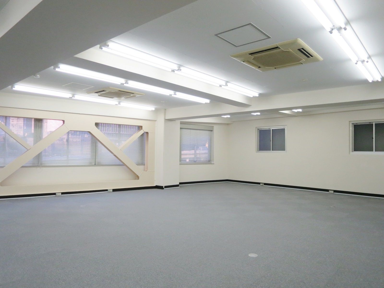 窓際に制震ダンパーあり