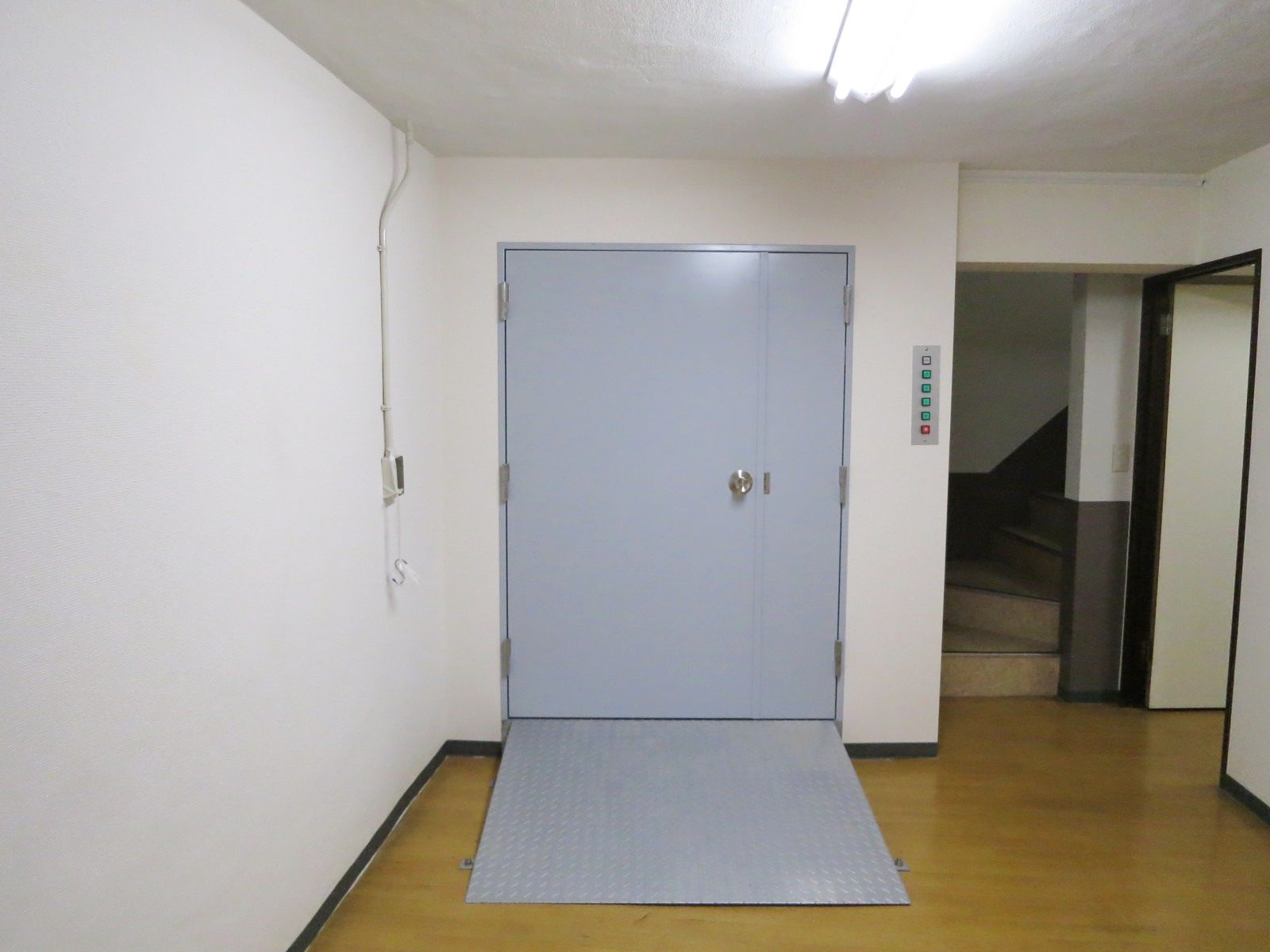 荷物用リフト（地下1階）