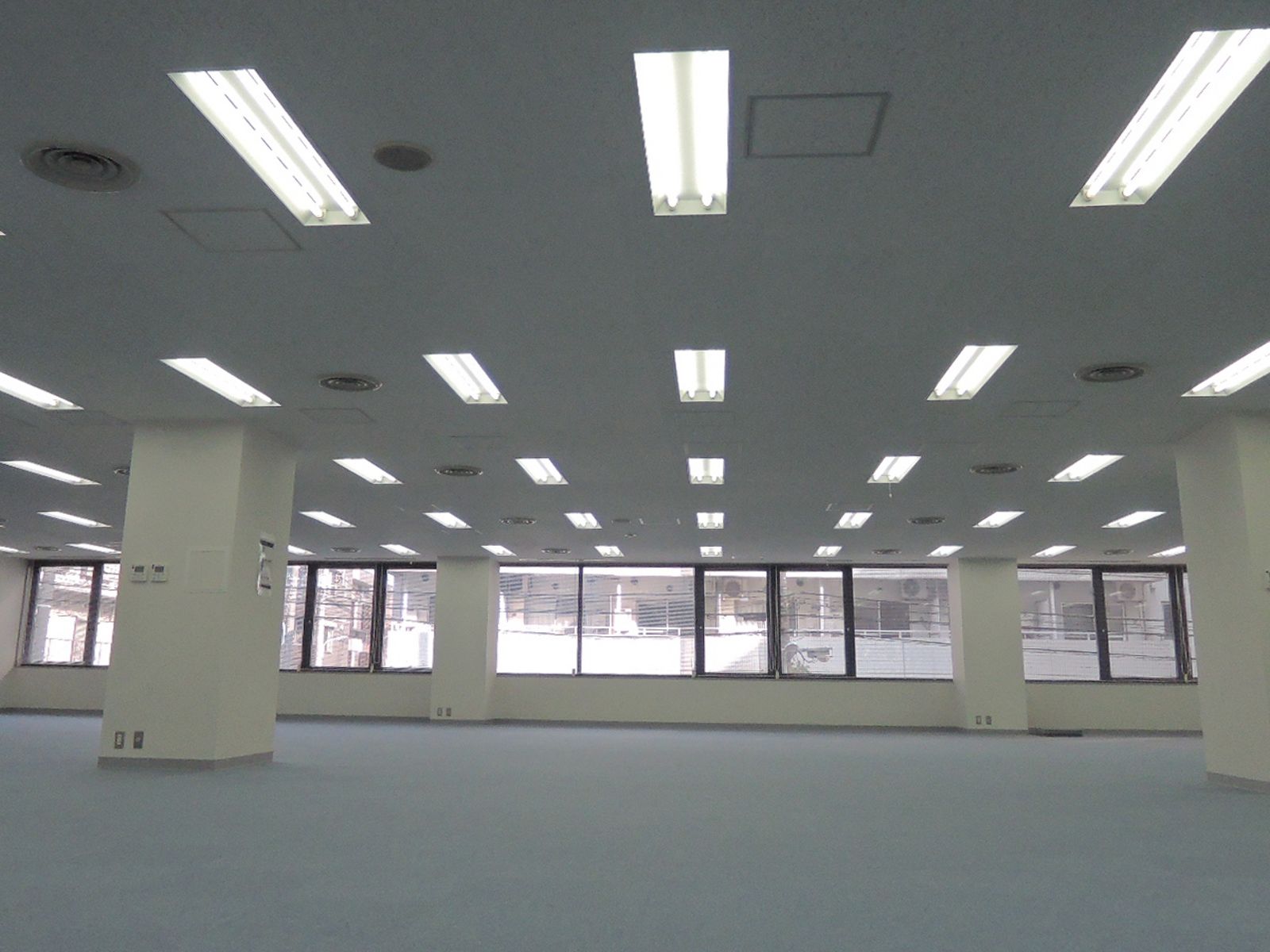 窓面が多く開放的