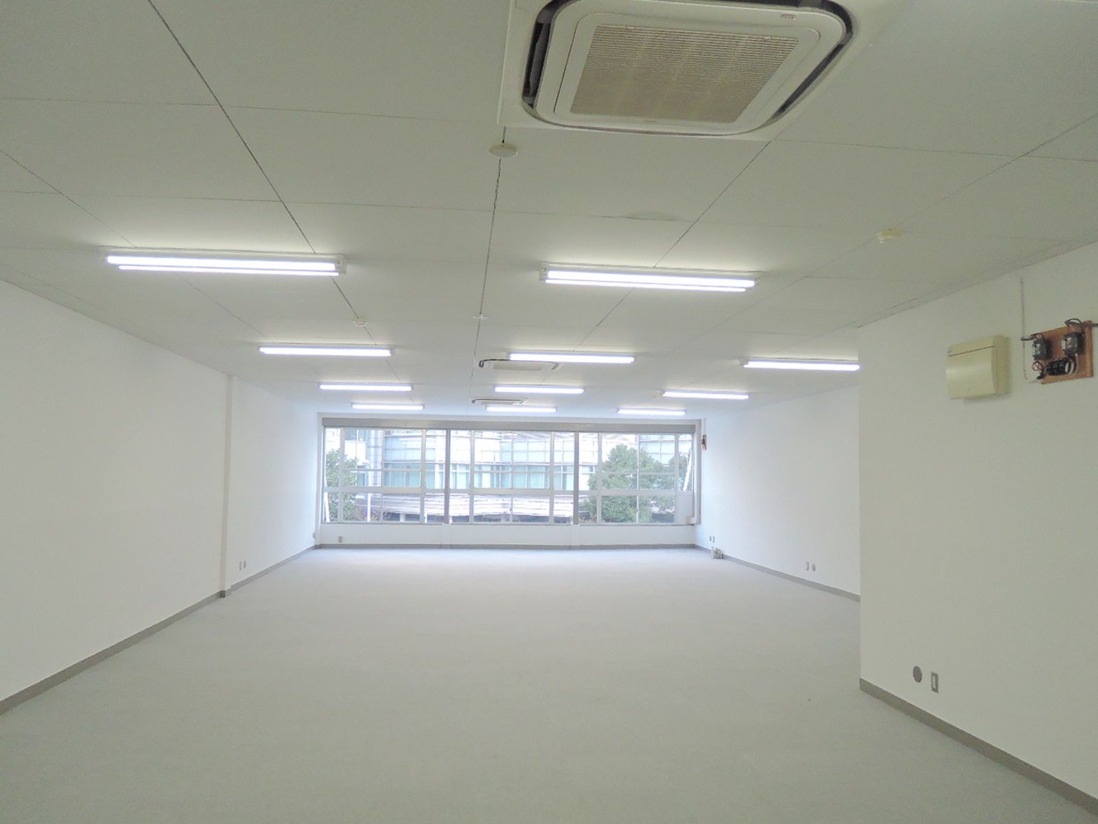 オフィス室内参考画像（※205号室）