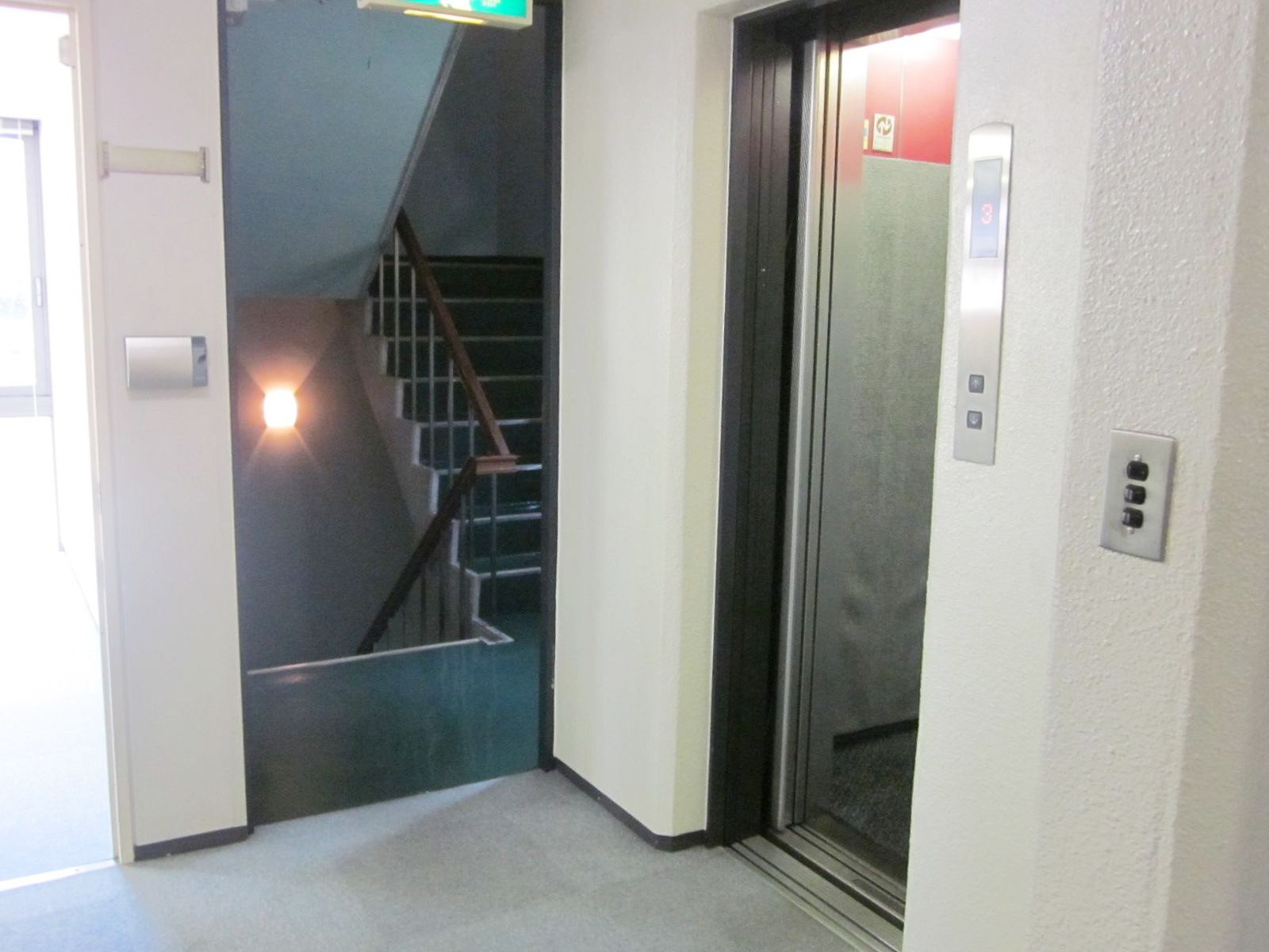 エレベーター前